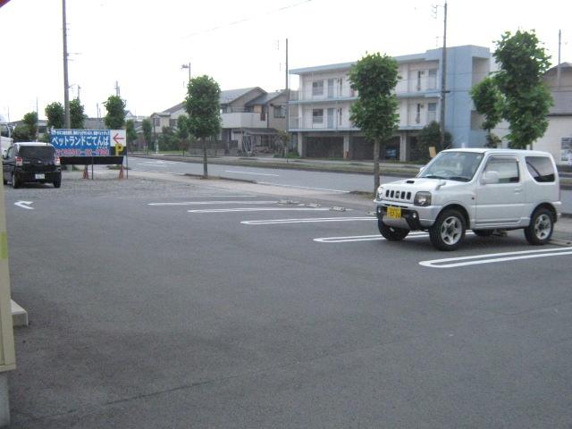 東名御殿場ＩＣより車約１～２分。アウトレットより車約５分。ＪＲ御殿場駅より徒歩約１５分です。（駐車場完備）