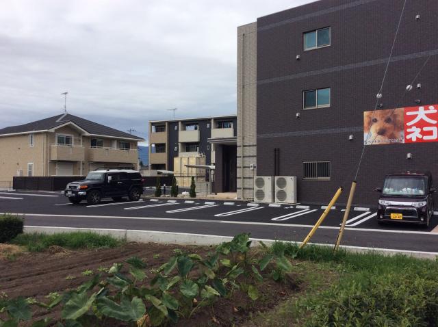 店舗横に駐車場があります